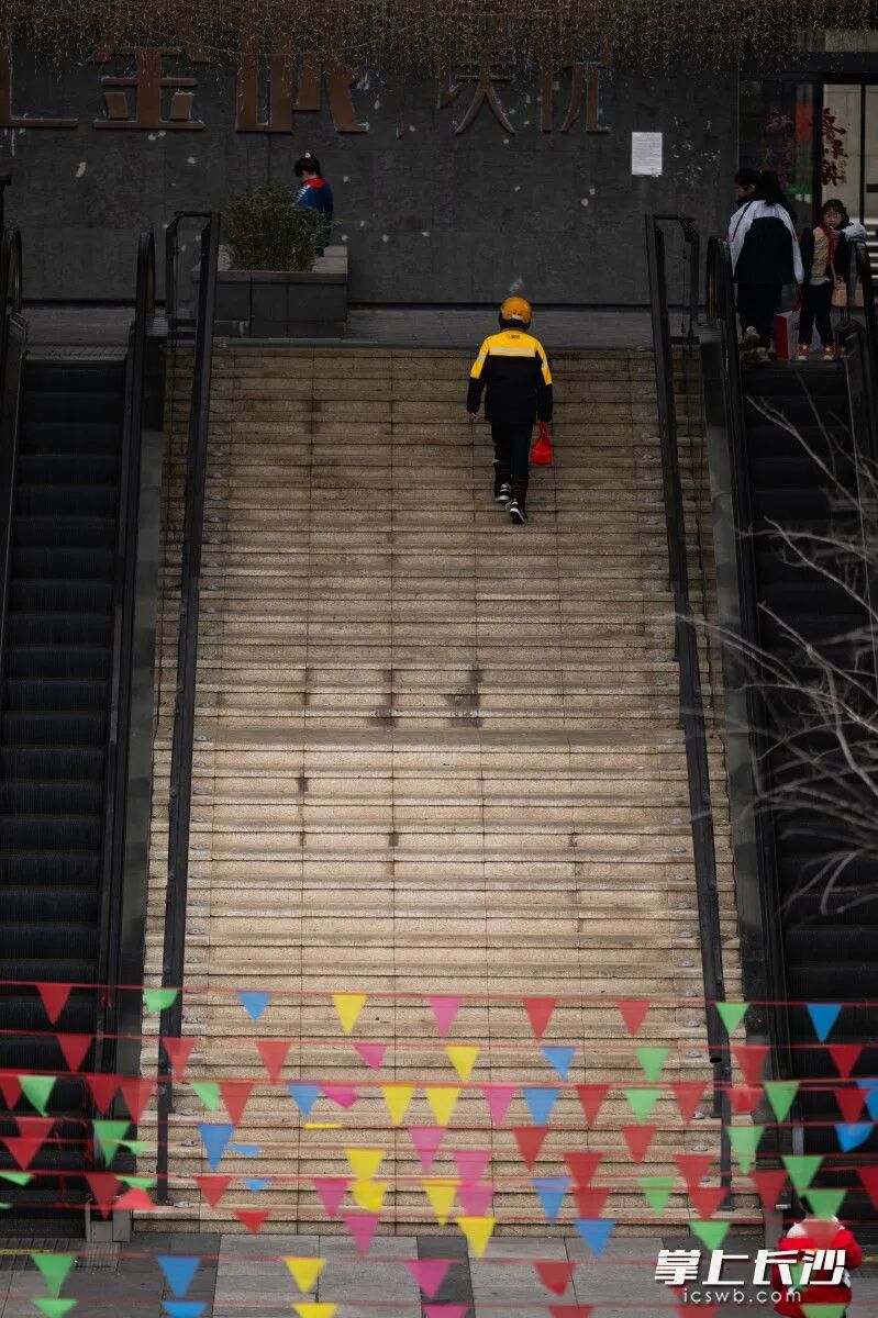 ���ĵ�����x�@�ݹ���׌���ܓ����@��(g��)�ҽoŮ��һ��(g��)����(w��n)���������f���ĵ�����x�@�ݹ���׌���ܓ����@��(g��)�ҽoŮ��һ��(g��)����(w��n)���������f